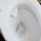 toilettes blanches bouchées